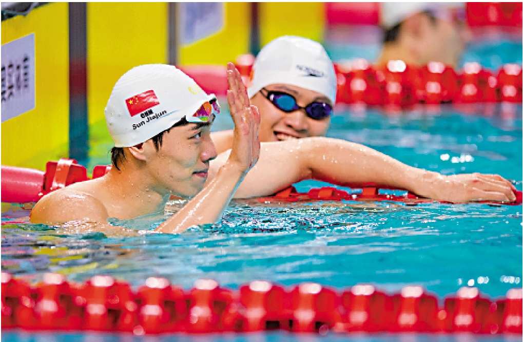 　　圖：孫佳俊（左）在比賽後慶祝。\新華社
