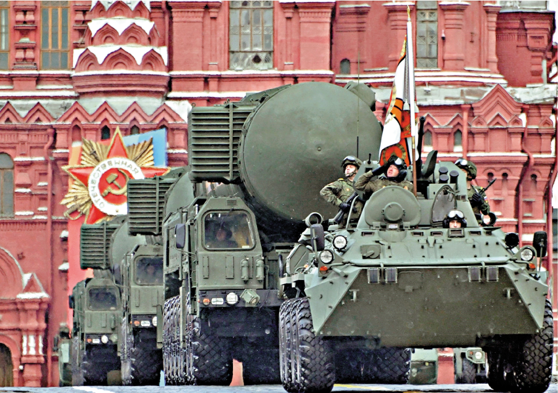 　　圖：俄「亞爾斯」洲際彈道導彈發射車5月現身紅場閱兵式。/法新社