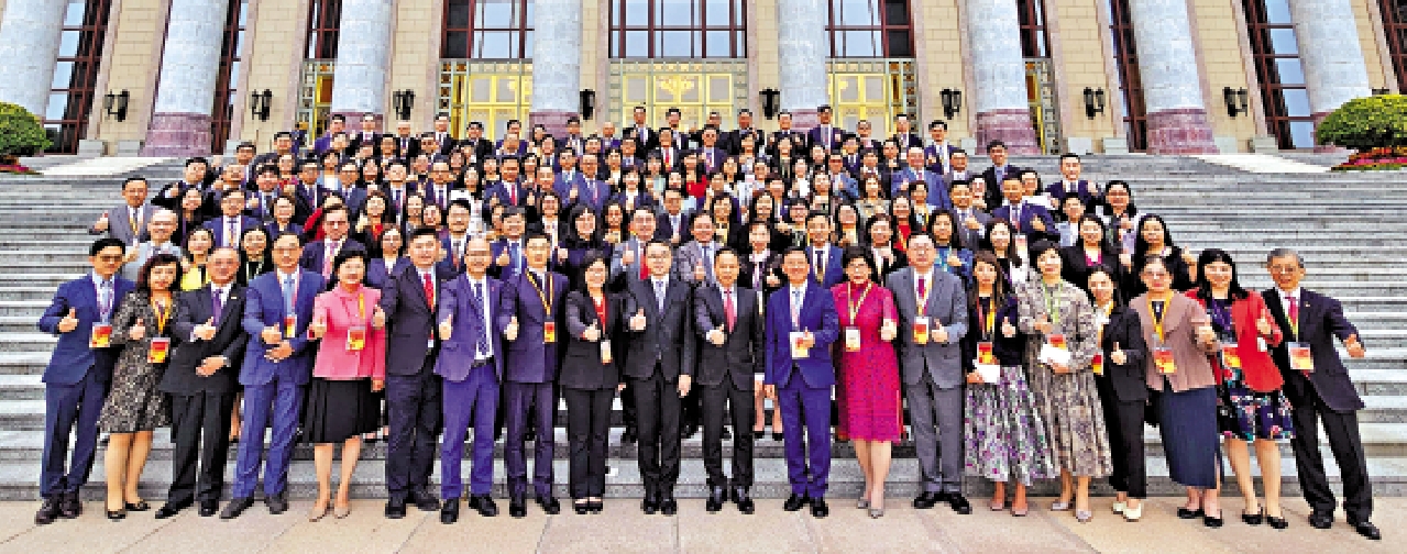 　　圖：施俊輝率領教育界交流團，昨日在北京拜會國家領導人及教育部官員。圖為交流團成員在北京人民大會堂前合照。