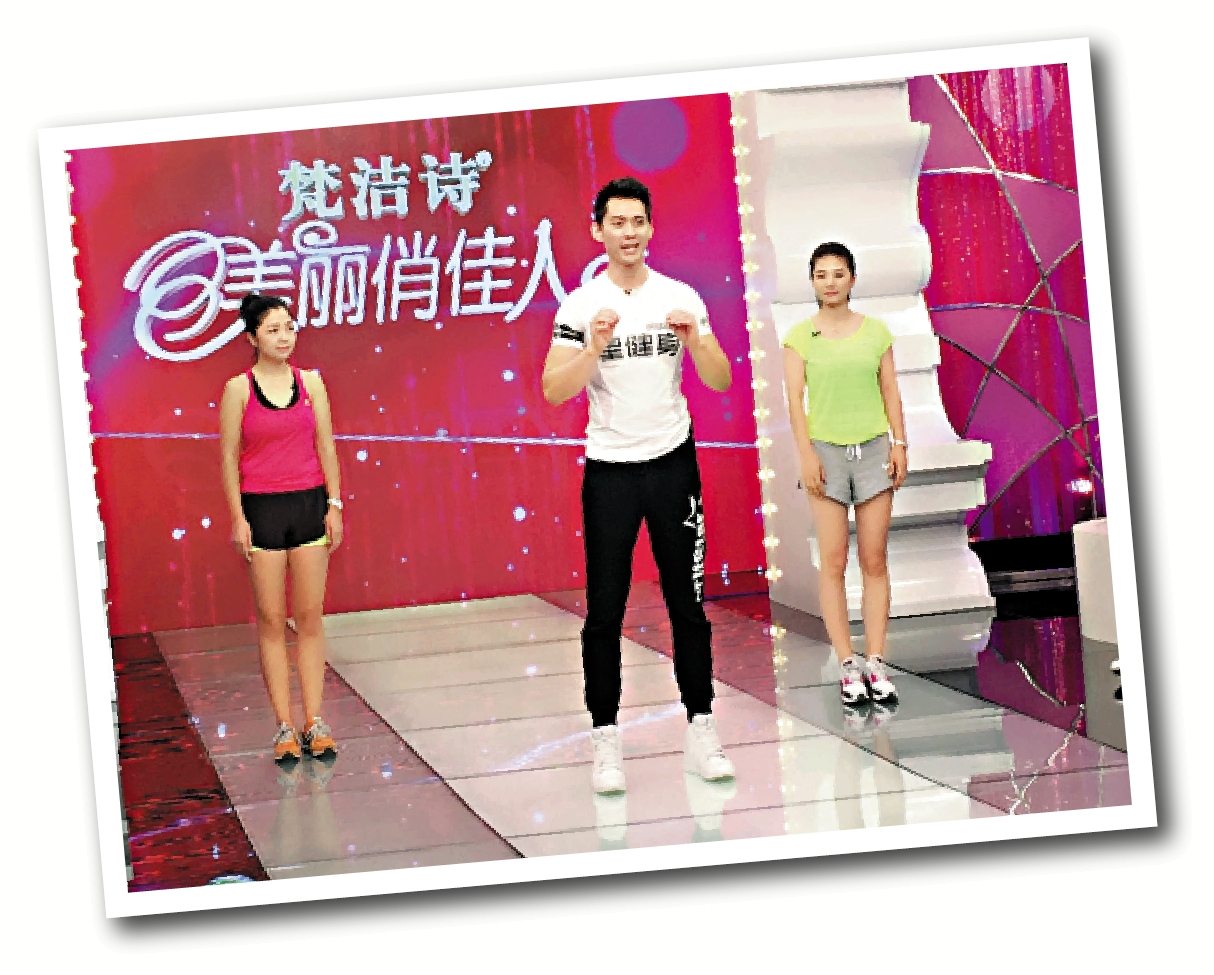 　　圖：台灣青年馬克（中）在大陸參加節目《美麗俏佳人》的錄製，傳授減肥秘笈。