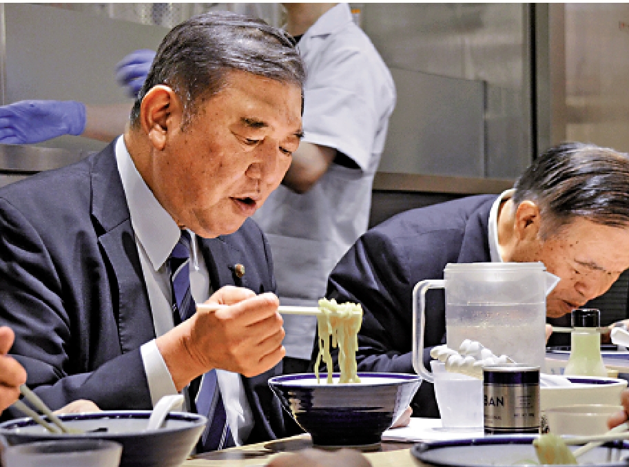 　　圖：石破茂5月21日在東京吃拉麵。\美聯社