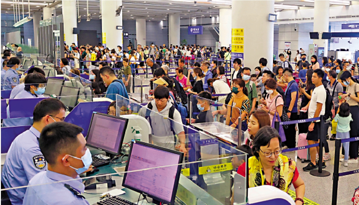 　　圖：國慶假期，經港珠澳大橋珠海口岸旅客單日料最高達11萬人次。圖為旅客經大橋珠海口岸通關。