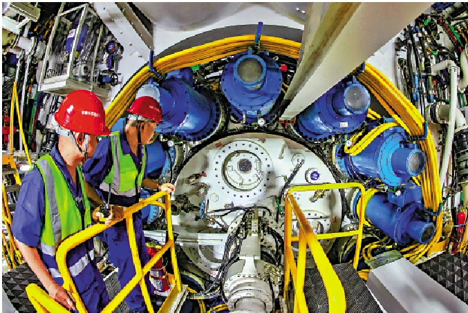 　　圖：9月6日，江蘇南京的工作人員查看「新征程號」盾構機掘進情況。\中新社