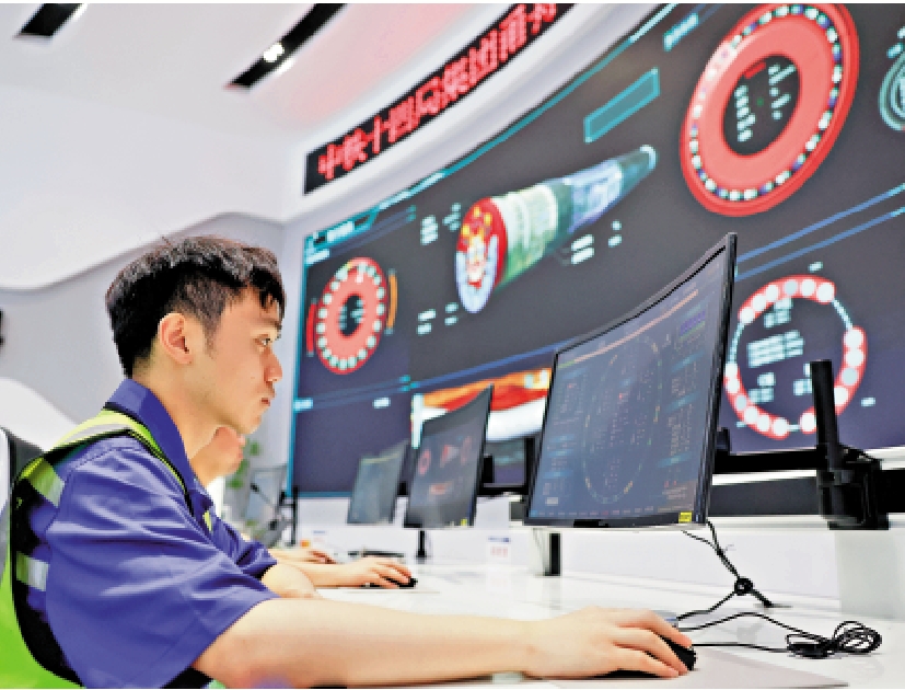 　　圖：9月14日，技術人員通過浙江甬舟鐵路金塘海底隧道智慧工程監控管理平台進行遠程施工管理。\新華社