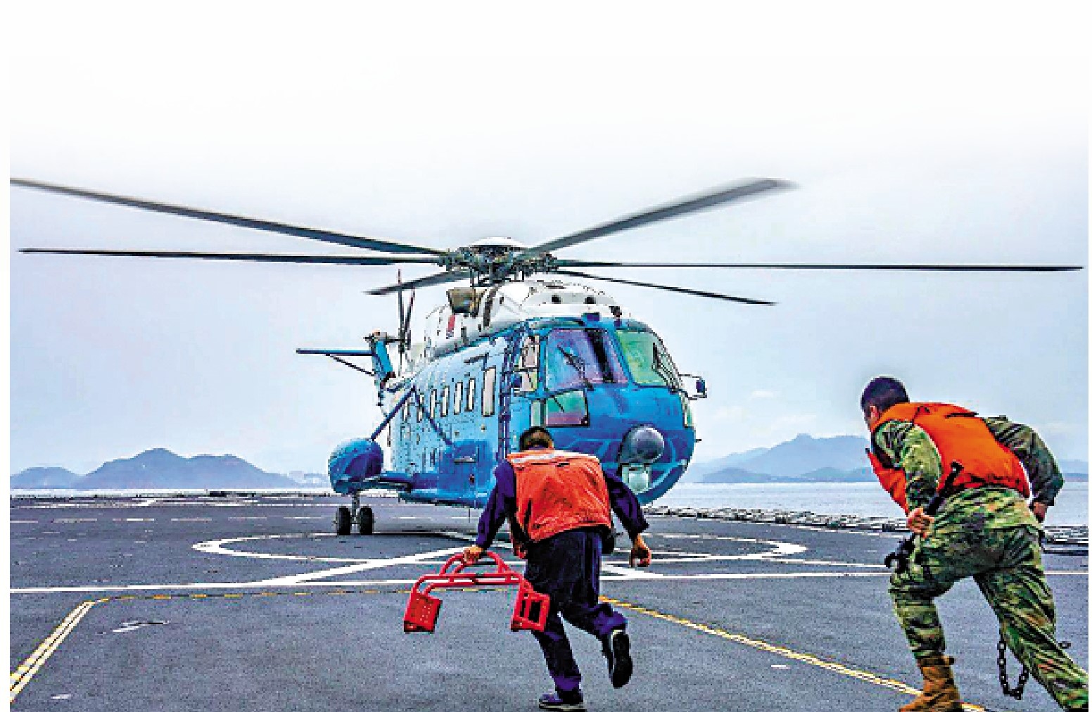　　圖：近日，中國人民解放軍海軍艦載航空兵某直升機團在南海進行全要素、多課目、跨晝夜實戰化訓練。\南部戰區