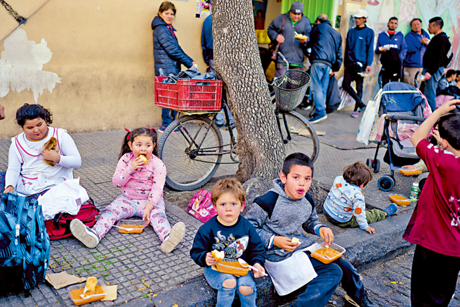 　　圖：阿根廷貧困率上升。圖為兒童在一家湯店外吃免費供應的熟食。\美聯社