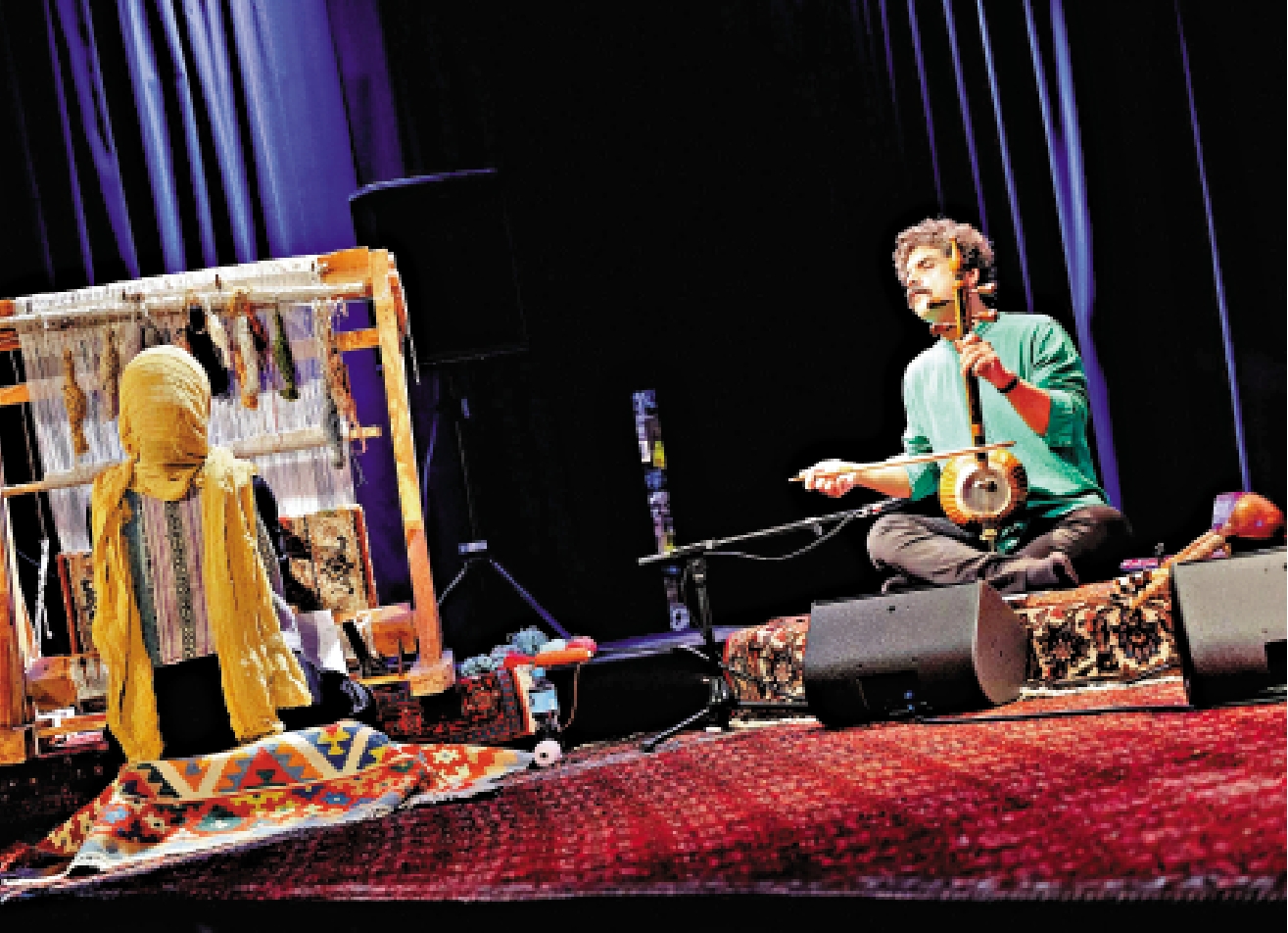 　　圖：《織人之歌》音樂會重現地氈織人邊織邊唱的民間傳統。