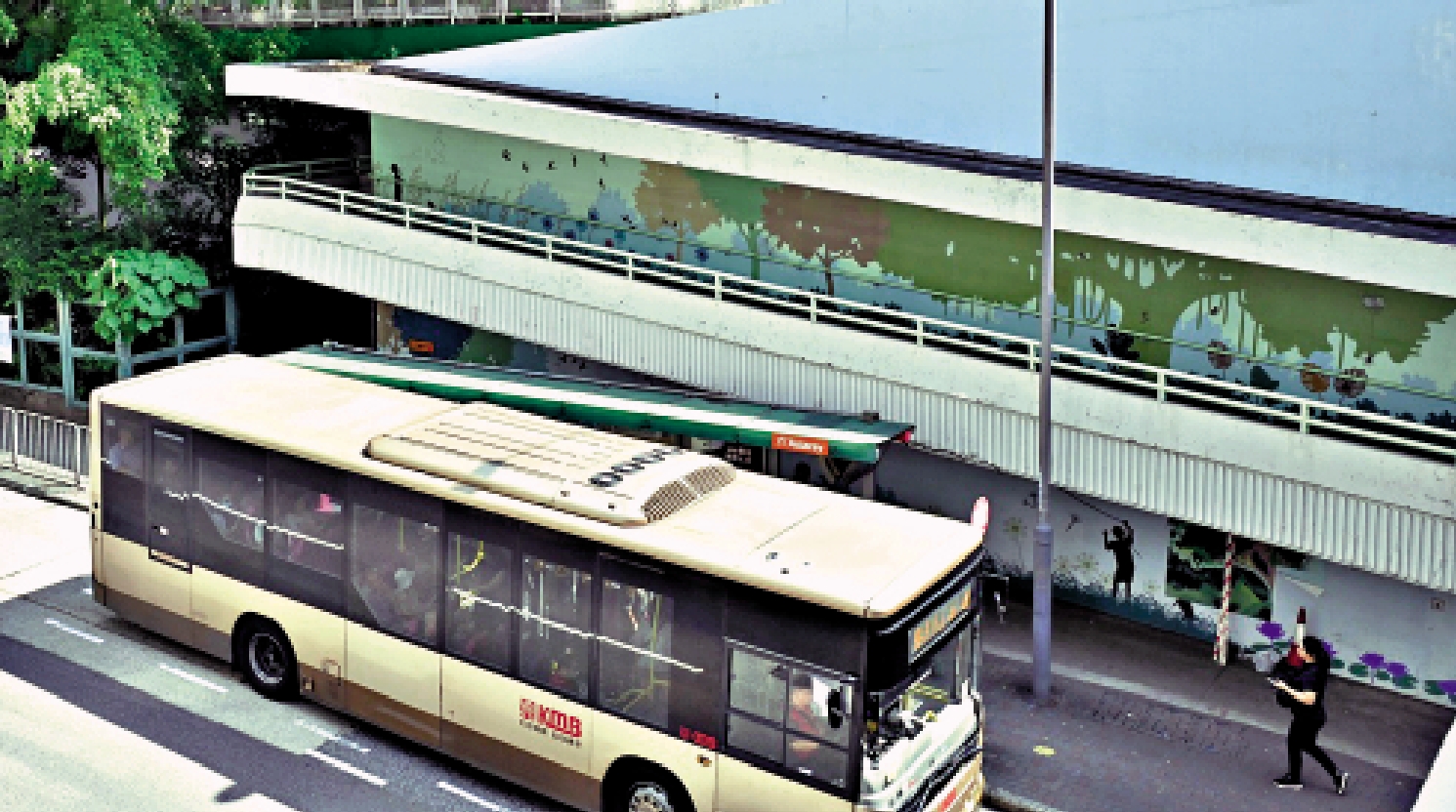 　　圖：橫跨協和道的行人天橋將換上新裝，展現由沈雲山眺望飛鵝山和順利邨的景色。