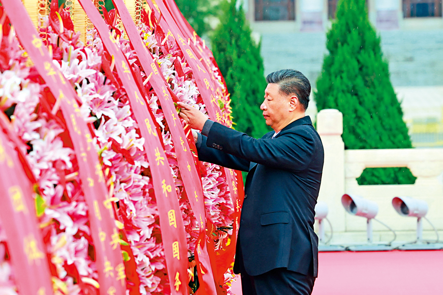 　　圖：9月30日上午，黨和國家領導人習近平、李強、趙樂際、王滬寧、蔡奇、丁薛祥、李希、韓正等來到北京天安門廣場，出席烈士紀念日向人民英雄敬獻花籃儀式。這是習近平整理花籃上的緞帶。\新華社