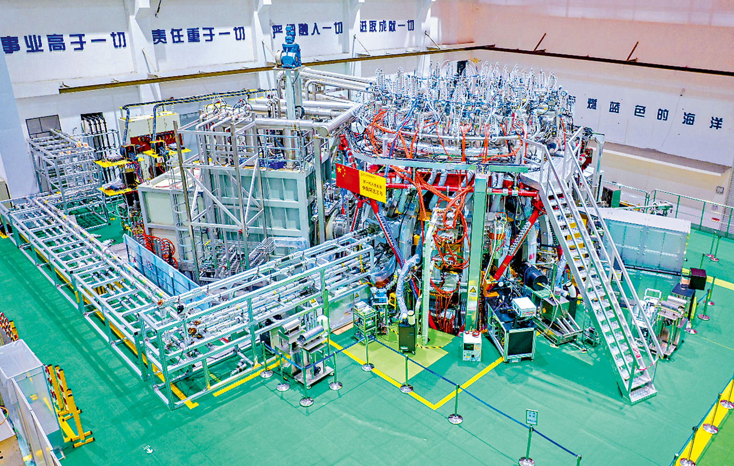 　　圖：日前，中國宣布面向全球開放十二個核科研設施，包括圖中的中國環流三號托卡馬克裝置。