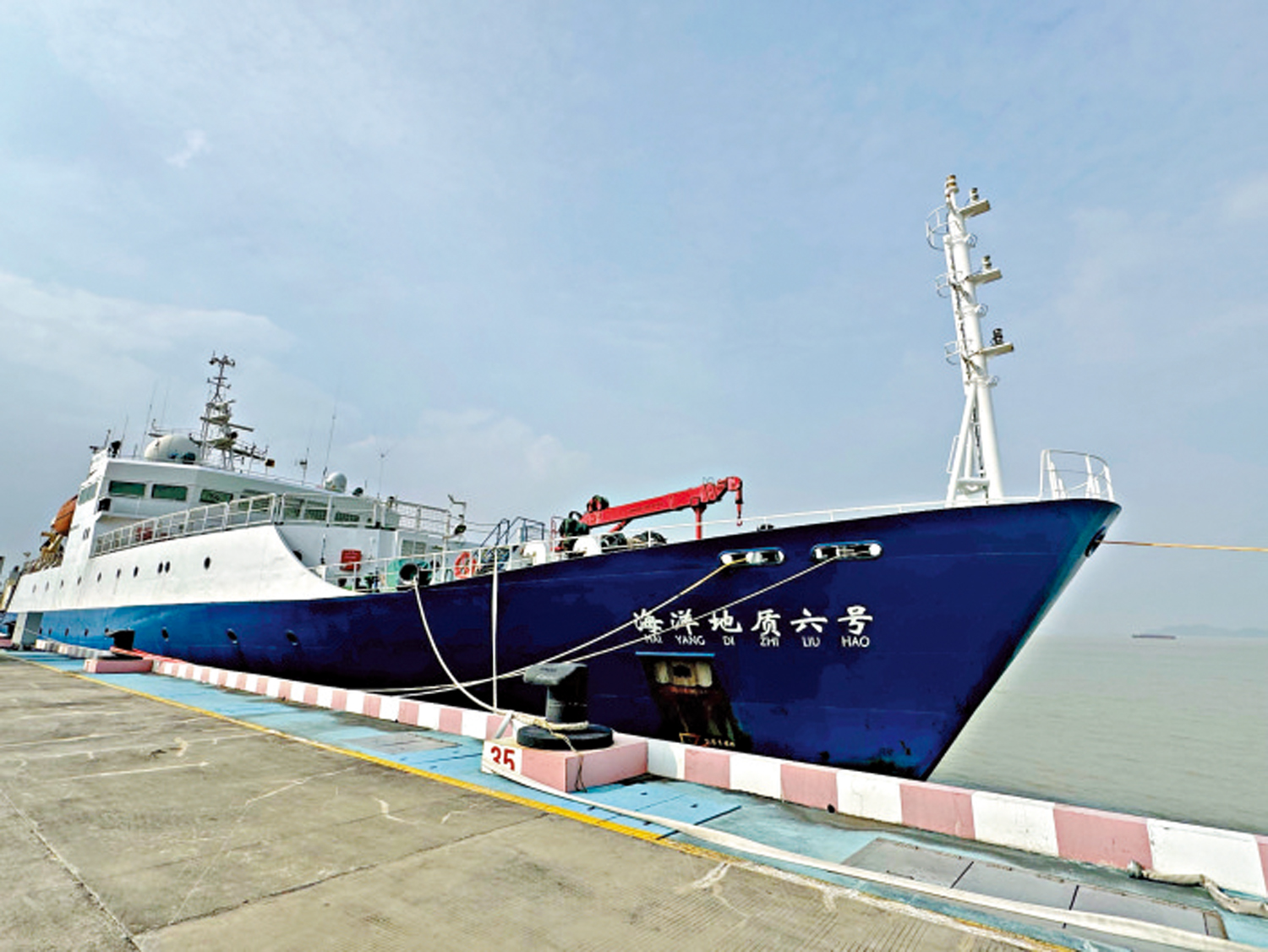 　　圖：在廣州南沙的科考碼頭上停泊的「海洋地質六號」。\大公報記者盧靜怡攝