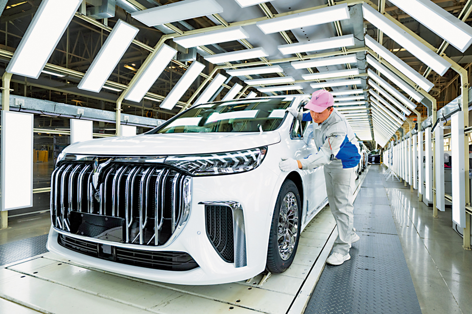 　　圖：在位於湖北武漢市經開區的嵐圖汽車數字化總裝車間，工人在流水線上作業。\新華社