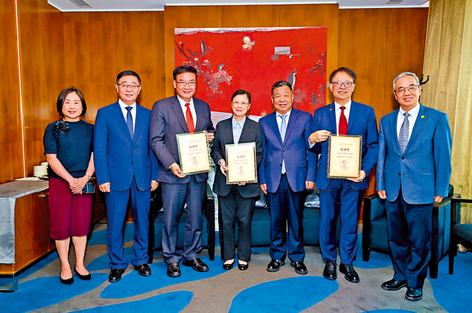 　　圖：「紫荊·院士開講」活動昨日首次進入高校在香港理工大學蔣震劇院舉辦。三位院士為何建宗教授（右二）、任詠華教授（右四）、林順潮教授（左三）。