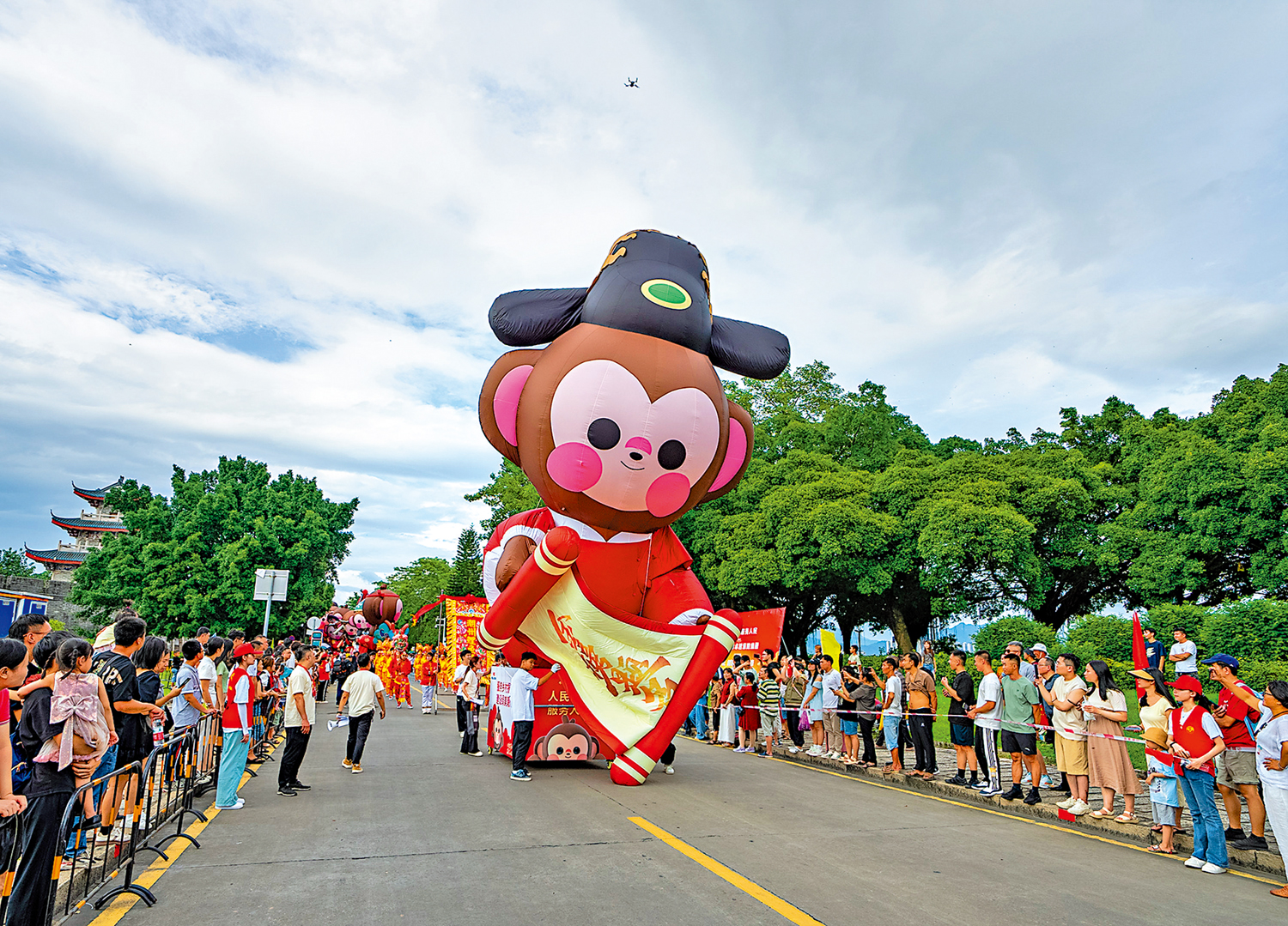 　　圖：10月1日，廣東僑鄉潮州「府樓猴」氣模巡遊在潮州古城舉行，吸引市民遊客駐足觀賞。\中新社
