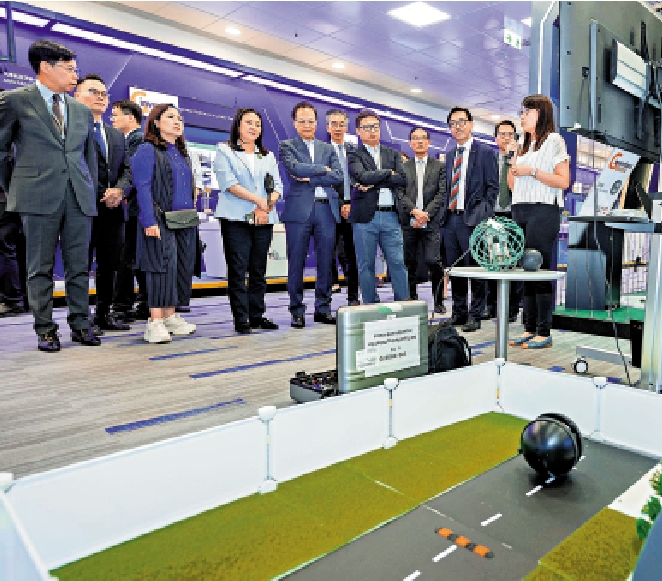 　　圖：立法會發展智慧城市事宜小組委員會周二參觀機電工程署總部，其間發生被困升降機事故。