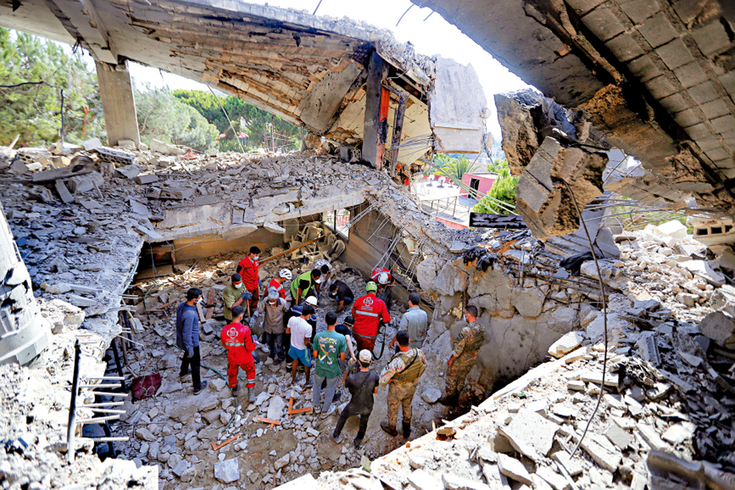 　　圖：以軍9日空襲黎巴嫩南部後，救援人員在廢墟中尋找生還者。\美聯社