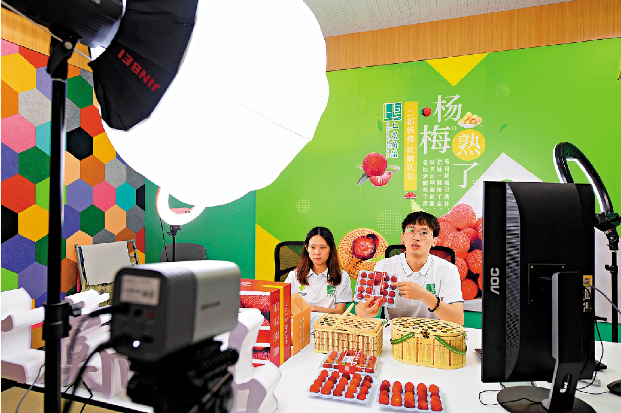 　　圖：6月13日，在浙江紹興市上虞區電商銷售點，主播在直播推介楊梅。\新華社