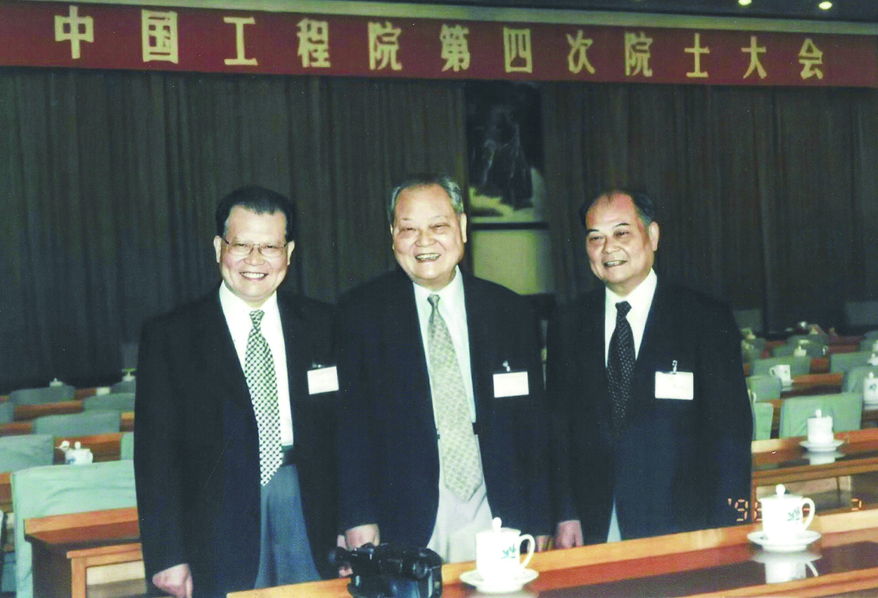 　　圖：黎氏三兄弟皆為中國工程院院士。左起：黎磊石，黎鰲，黎介壽。