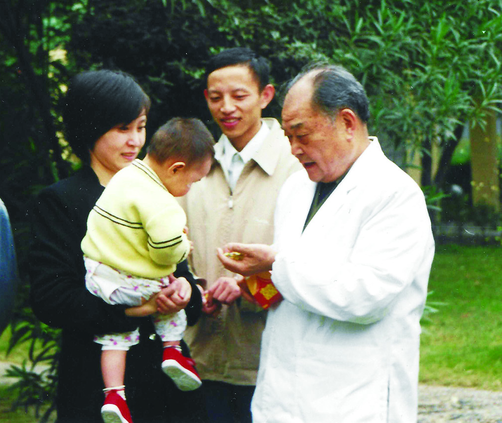 　　圖：圖為1999年，「無腸女」陳航（左）特別攜女兒來南京總醫院看望黎介壽院士（右）。右二為「無腸少年」朱𦪇。\資料圖片