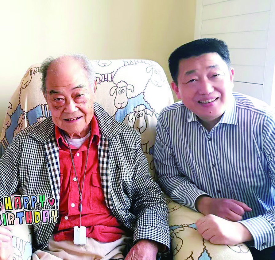 　　圖：學生江志偉（右）為恩師黎介壽祝壽。