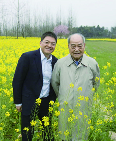 　　圖：學生李維勤（左）與恩師黎介壽情同父子。