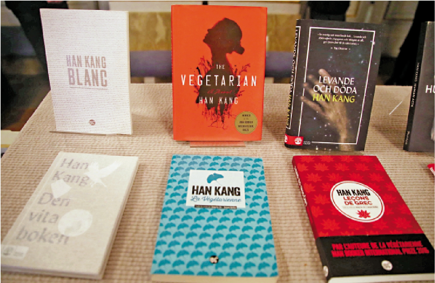 　　圖：瑞典學院10日展出韓江部分作品。\路透社