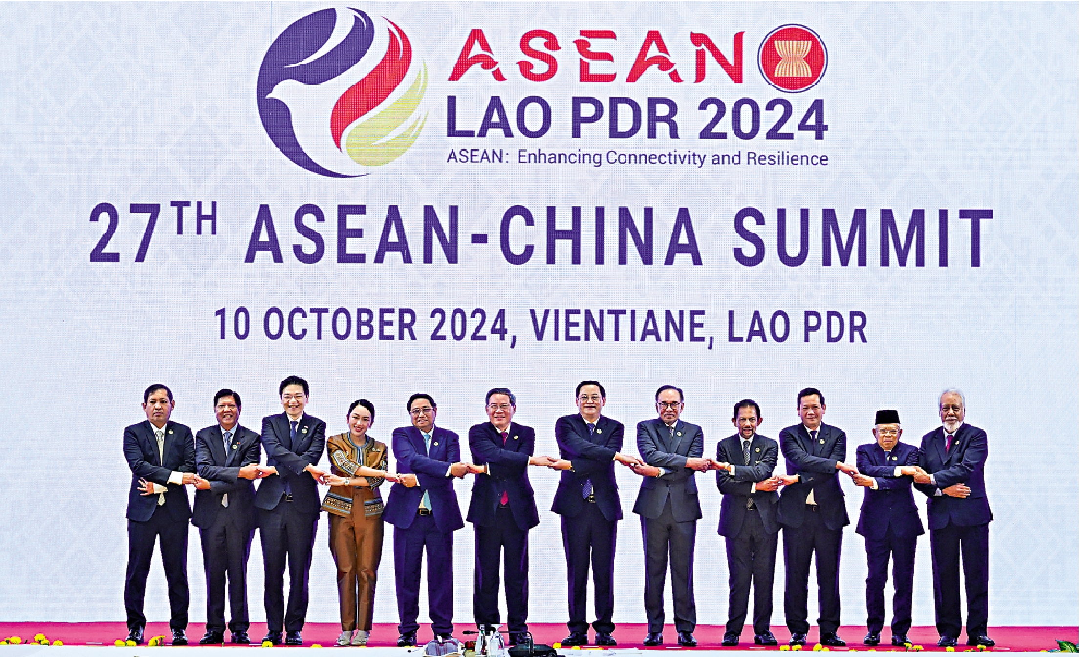 　　圖：當地時間10月10日，國務院總理李強在老撾萬象出席第27次中國─東盟（10+1）領導人會議。這是會前集體合影。\新華社