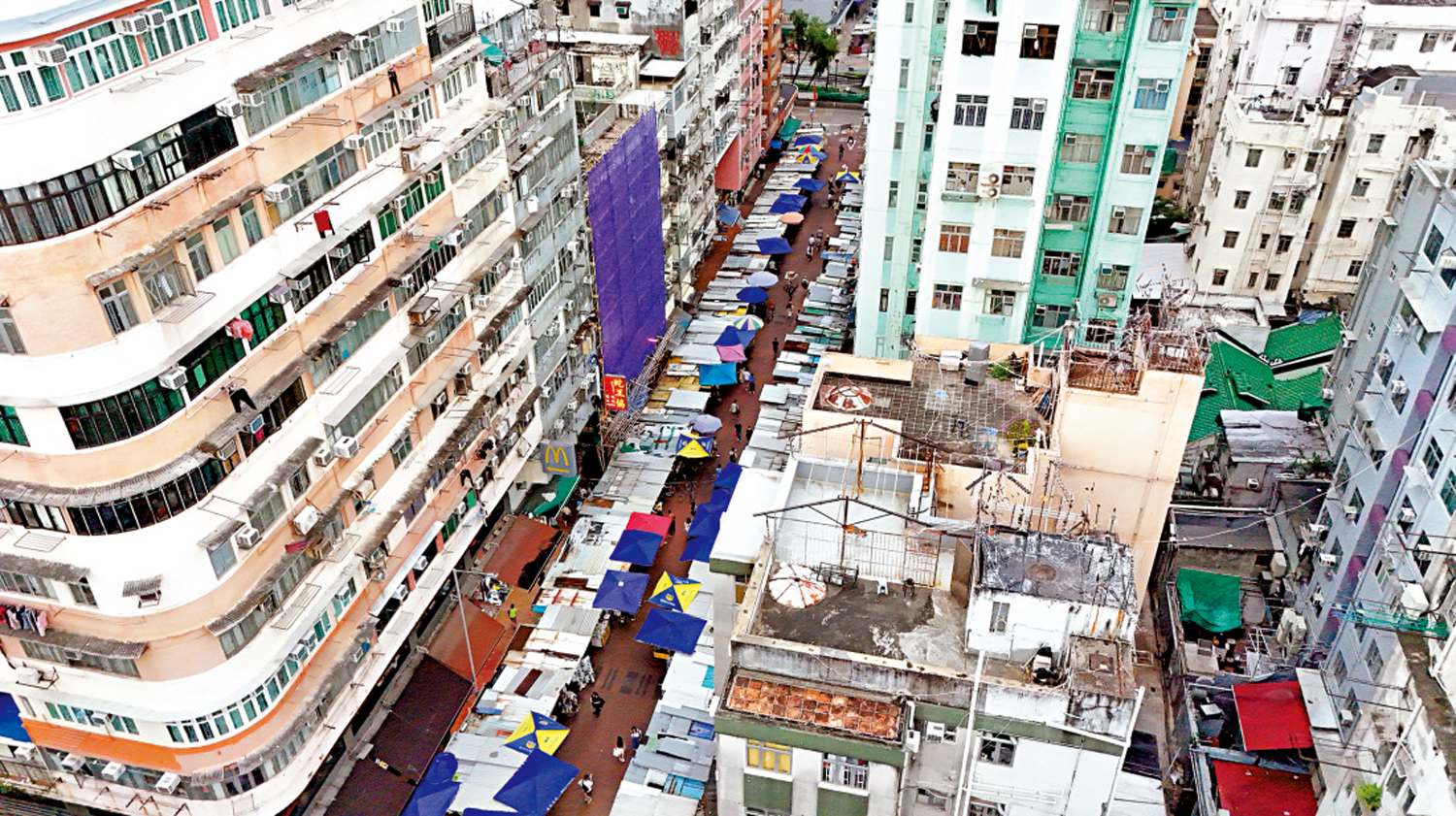 　　圖：發展局正研究利用新開發土地推動大型舊區重建項目，包括跨區轉移地積比等。\大公報記者遂初攝