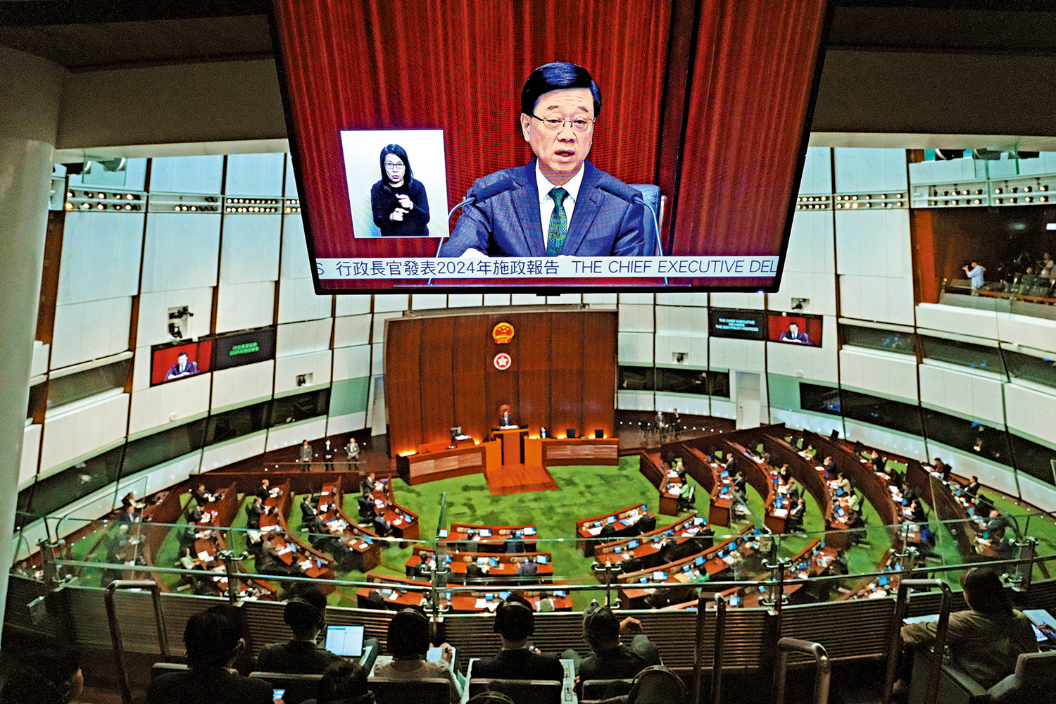 　　圖：多個政黨和立法會議員讚揚新一份施政報告積極推進經濟發展，並着重解決民生問題，展現出施政新風範。\大公報記者何嘉駿攝