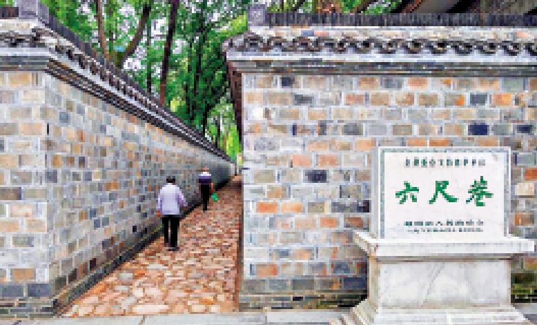 　　圖：六尺巷位於桐城市市中心，巷寬六尺，直來直去不過百米。