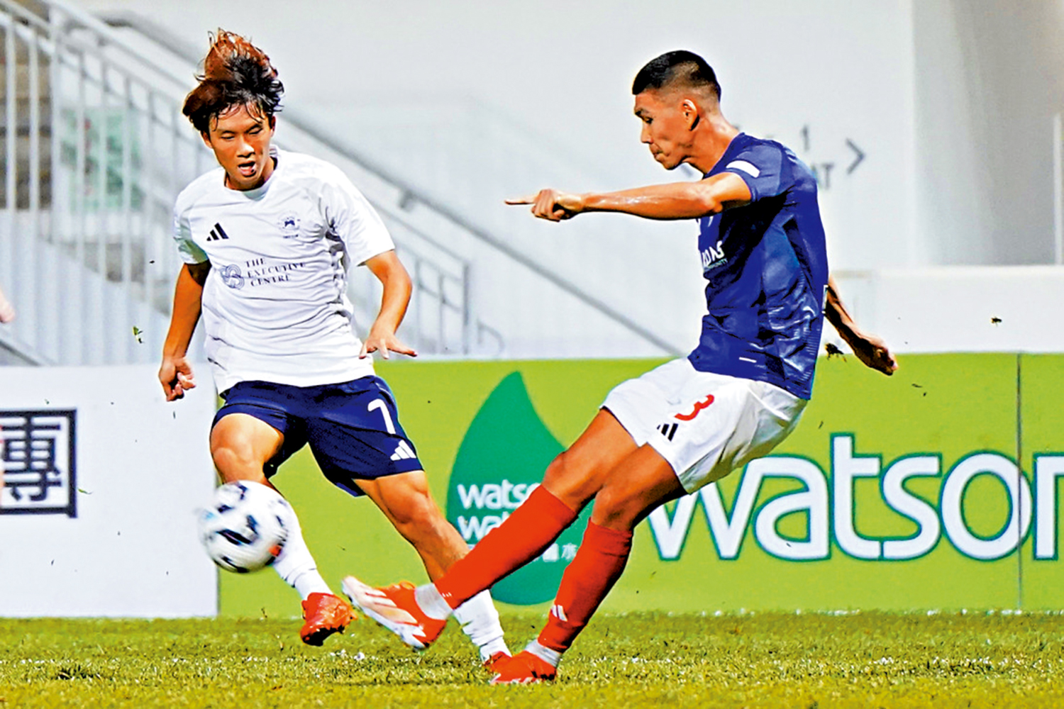 　　圖：東方（藍衫）主場大勝港會4：0。