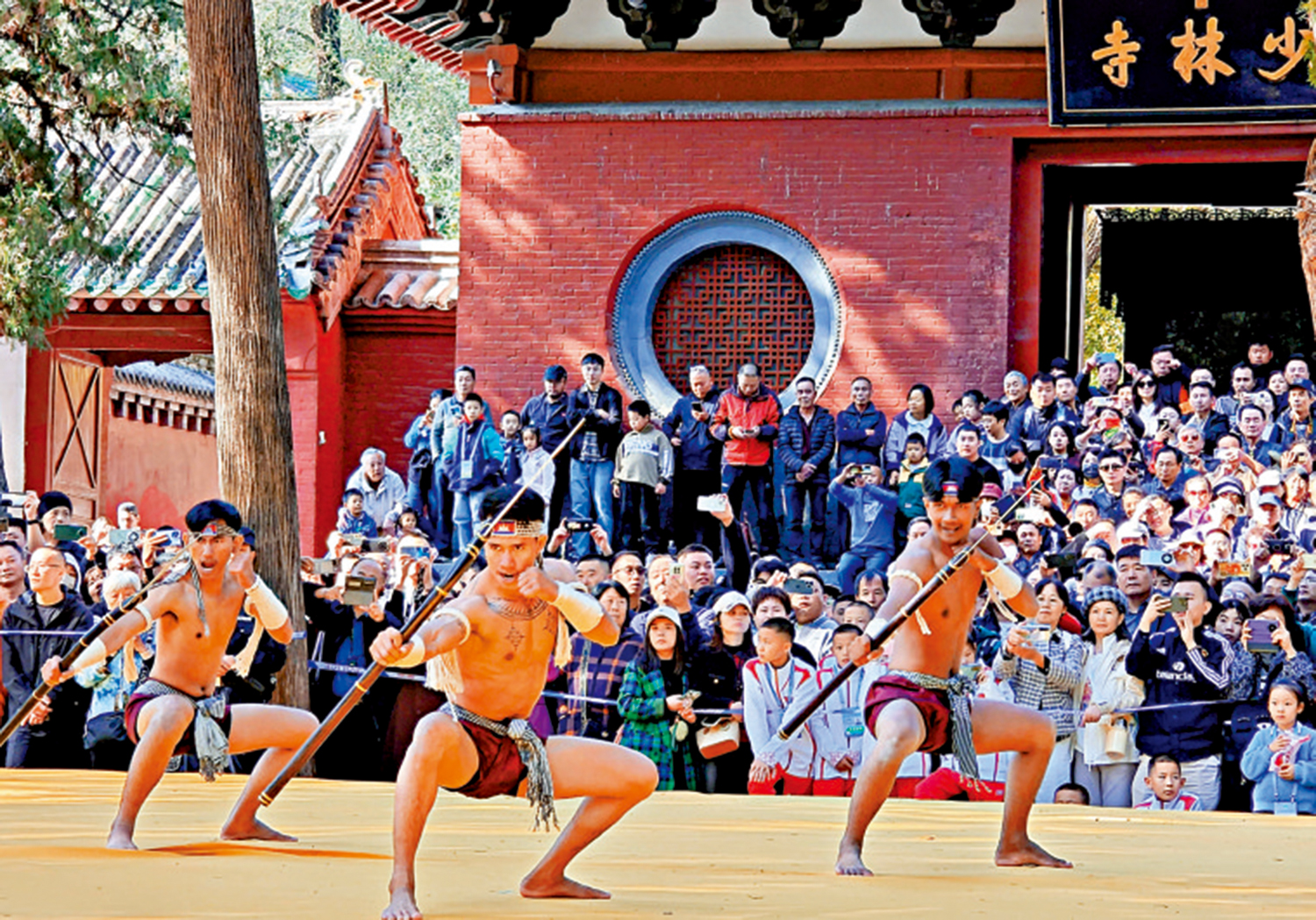 　　圖：高棉拳回訪少林拳活動在河南嵩山少林寺精彩上演。\大公報記者馮雷攝