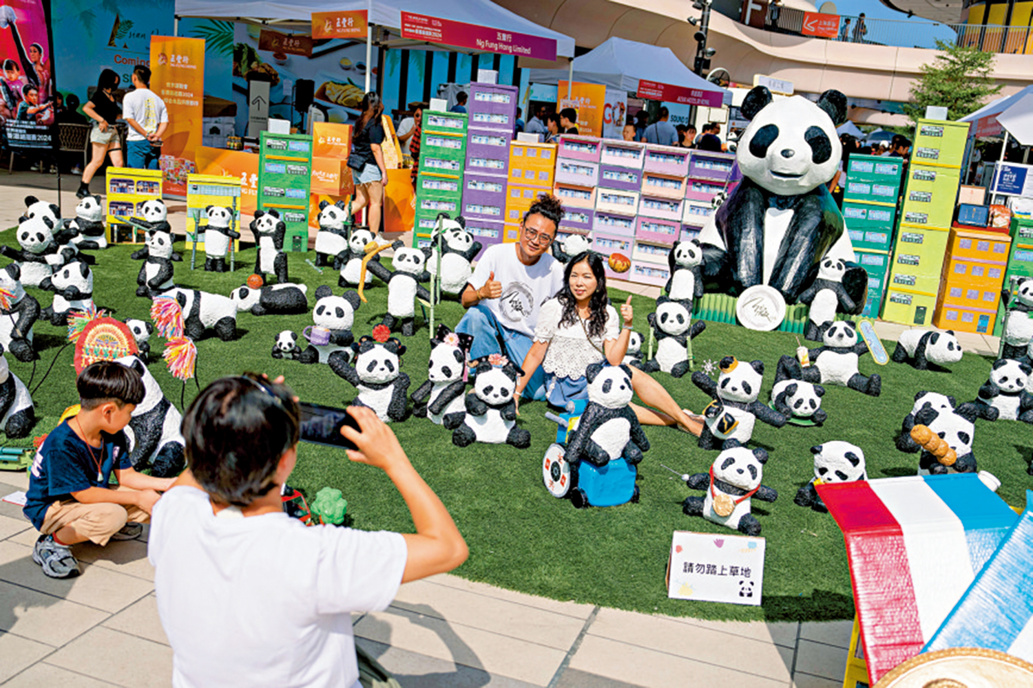　　圖：不久前結束的「熊貓世界」藝術展，展出帶有香港文化元素的環保熊貓。