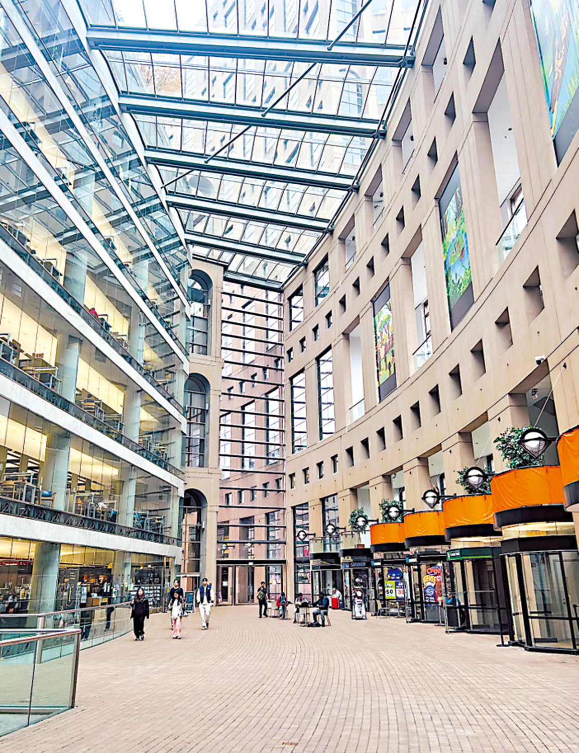 　　圖：溫哥華圖書館館內一景。\作者攝