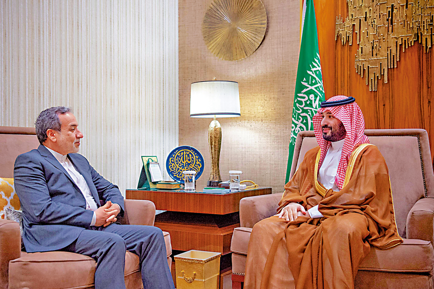 　　圖：伊朗外長阿拉格齊（左）9日在利雅得會見沙特王儲兼首相穆罕默德。\法新社