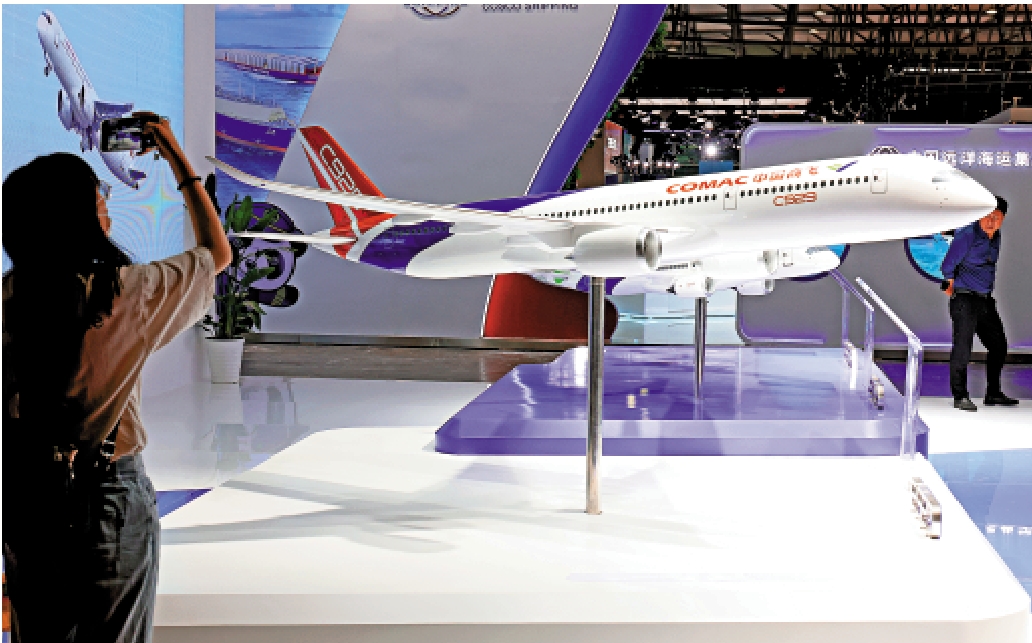 　　圖：C929飛機模型吸引參觀者拍照記錄。\中新社