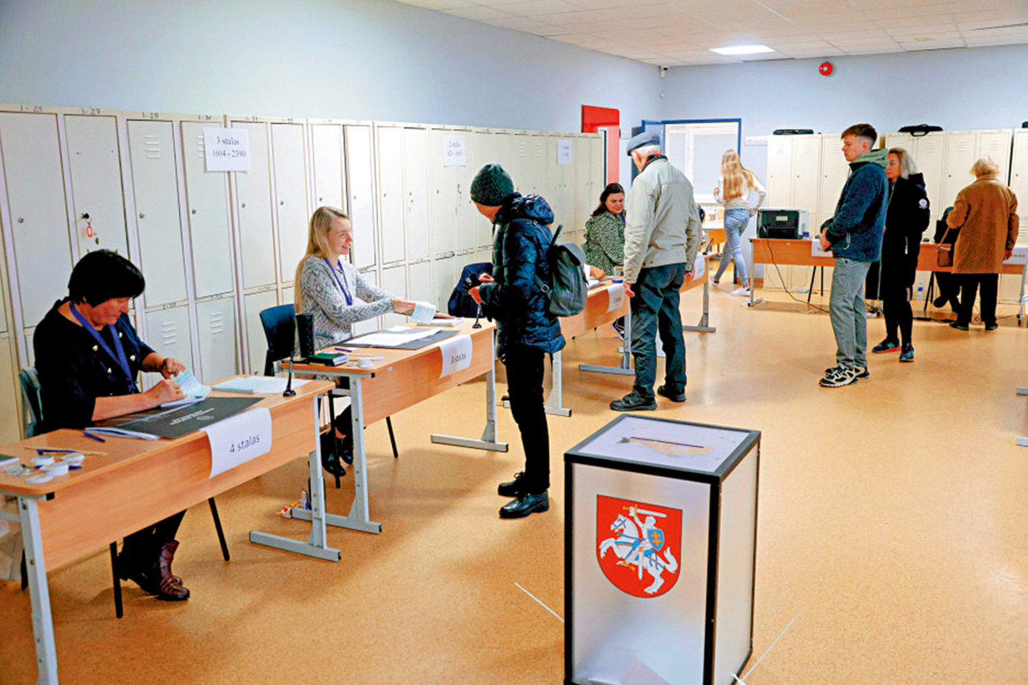 圖:立陶宛民眾27日參加議會選舉第二輪投票。\法新社