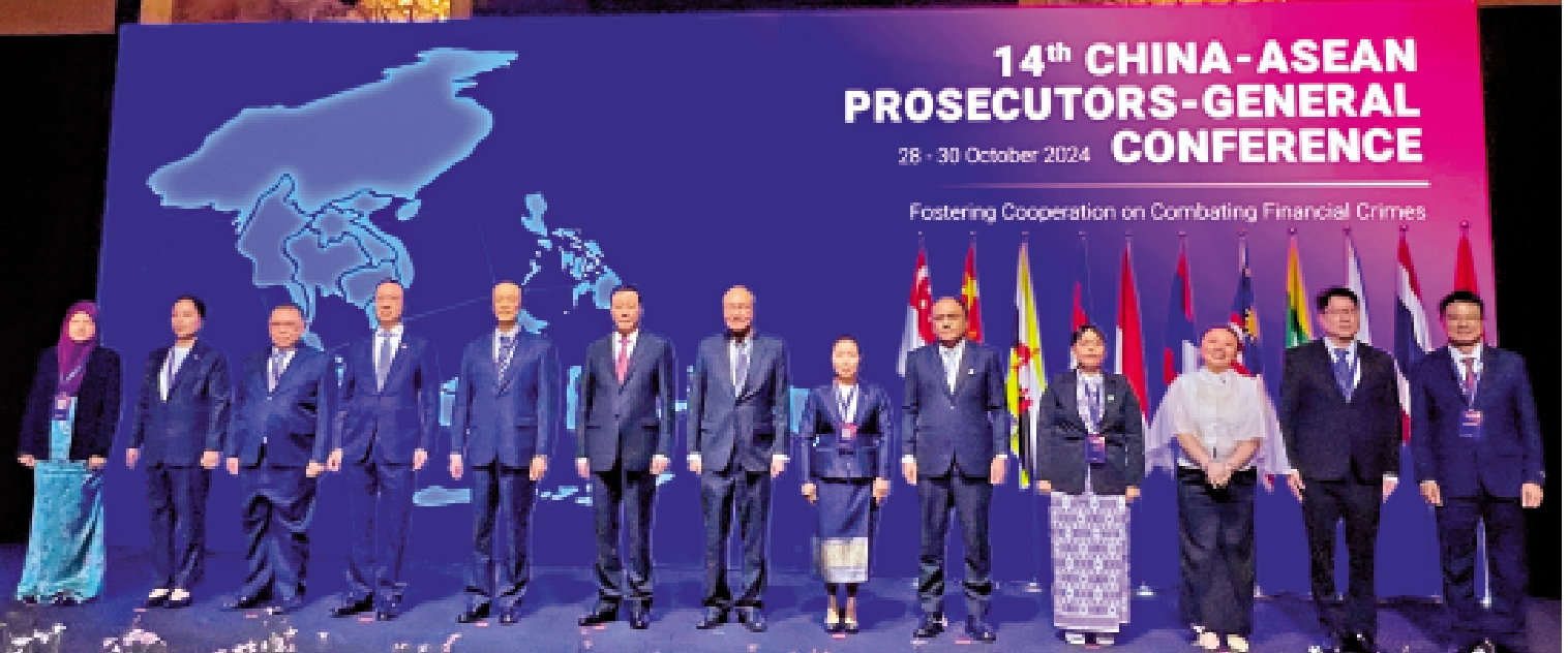 　　圖：律政司司長林定國昨日在新加坡出席第十四屆中國─東盟成員國總檢察長會議，與各國代表合影。