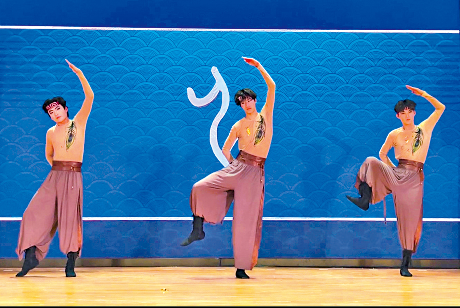 　　圖：演員們擺出甲骨文造型供師生競猜。