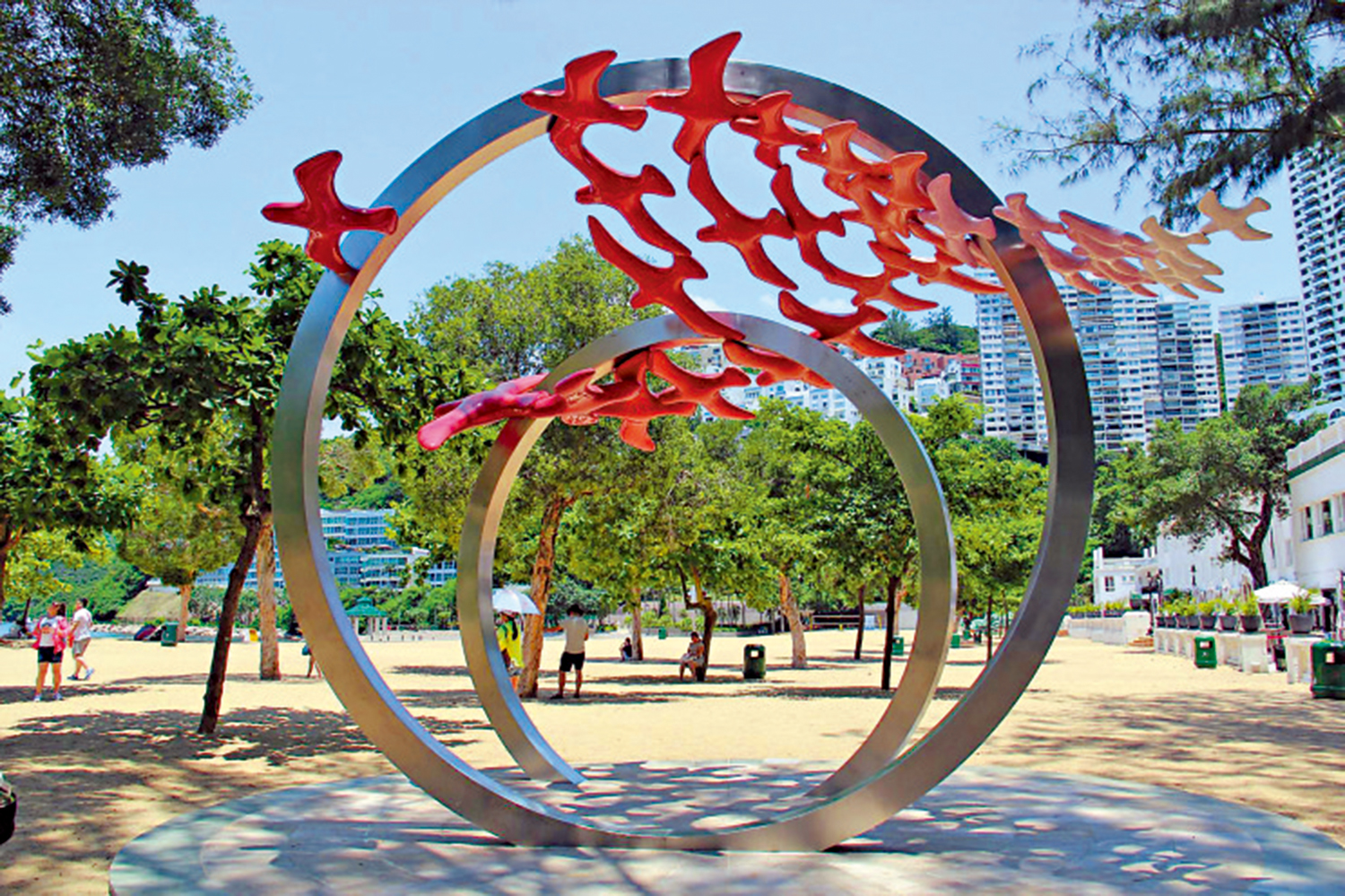 　　圖：淺水灣沙灘上矗立着一座名為「飛鳥三十一」的雕塑，以紀念作家蕭紅31歲短促一生。