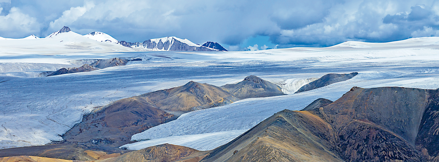　　圖：鳥瞰青藏高原最大冰原──普若崗日冰原。\新華社