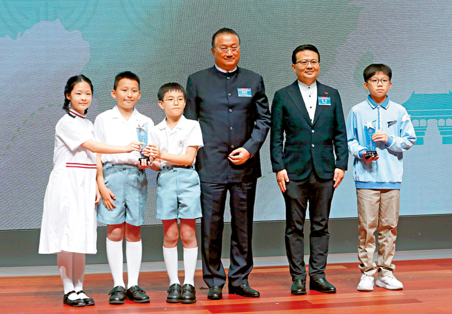 　　圖：小學組團體賽亞軍：左起莊芷晴、馮一軒、洪景舜。\大公文匯全媒體記者郭木又攝