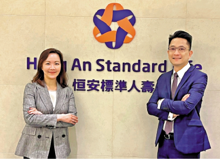 　　圖：周麗明（左）表示，對新資本投資者入境計劃相關業務相當有信心。右為謝盛輝。\大公報攝