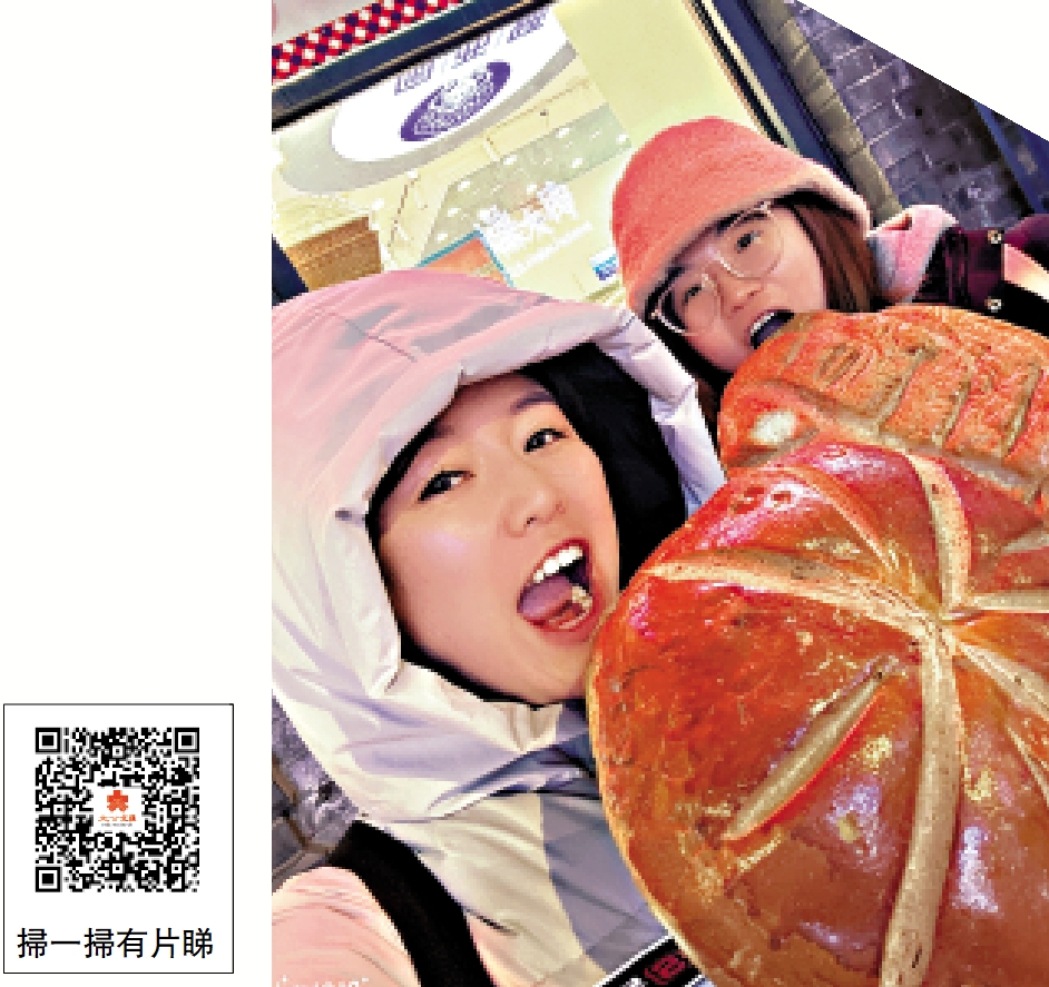 　　圖：台灣姑娘姬欣琪和張素萍在哈爾濱品嘗俄式大列巴（麵包）。\受訪者供圖