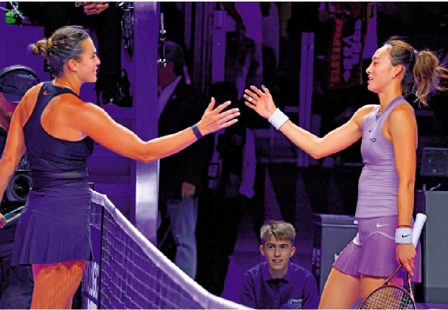 　　圖：鄭欽文（右）與莎芭蓮卡在比賽後握手致意。\新華社