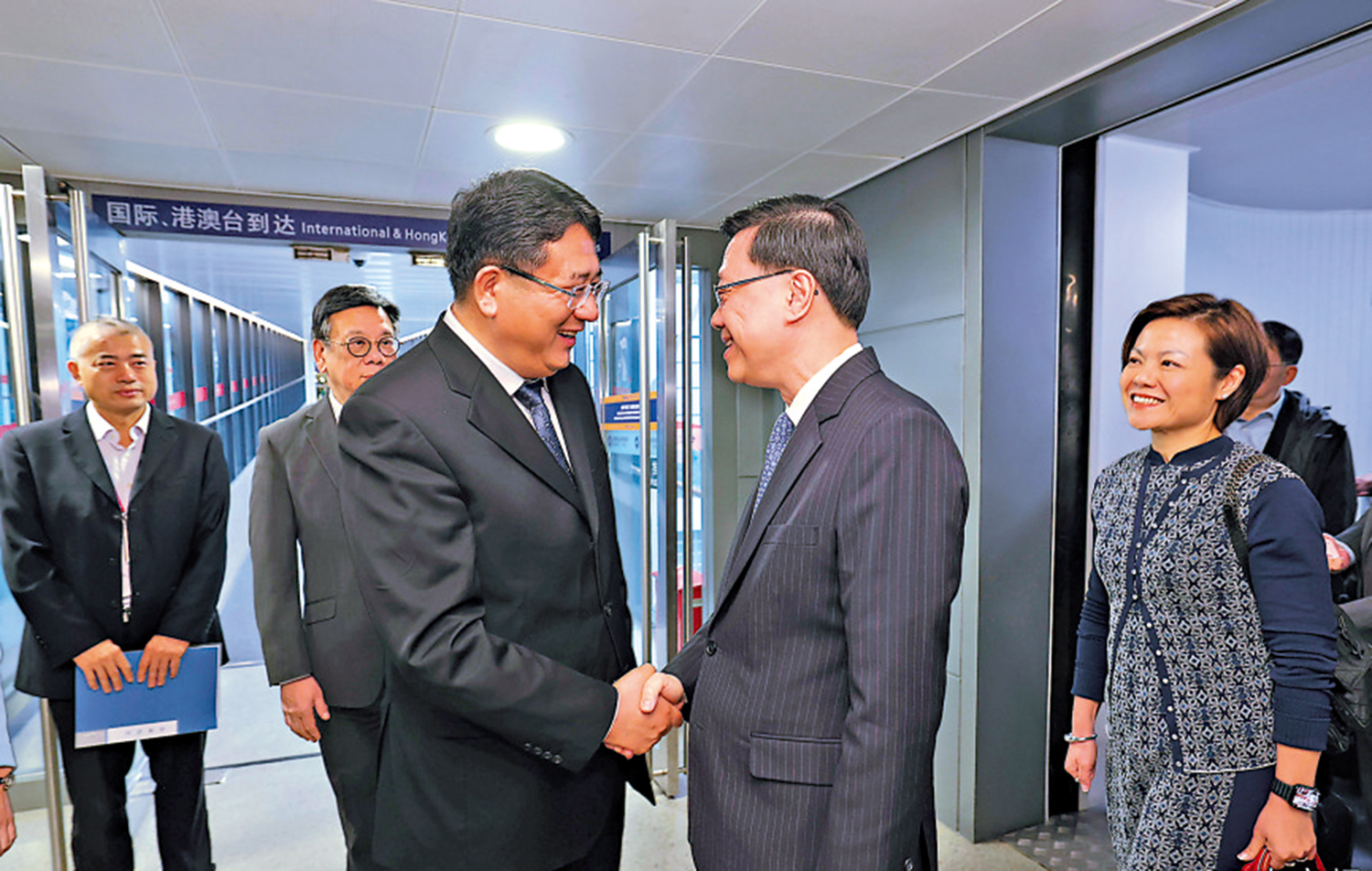 　　圖：香港特區行政長官李家超（右）於11月4日下午抵達上海。