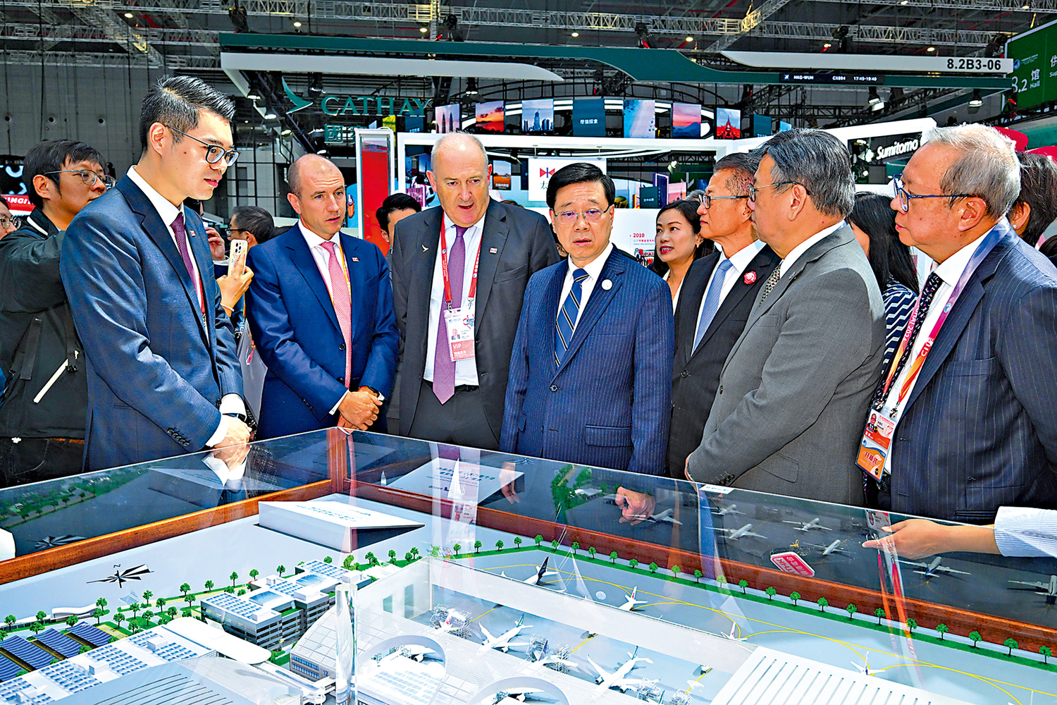 　　圖：行政長官李家超昨日在上海參觀第七屆中國國際進口博覽會，與香港企業參展商交流。