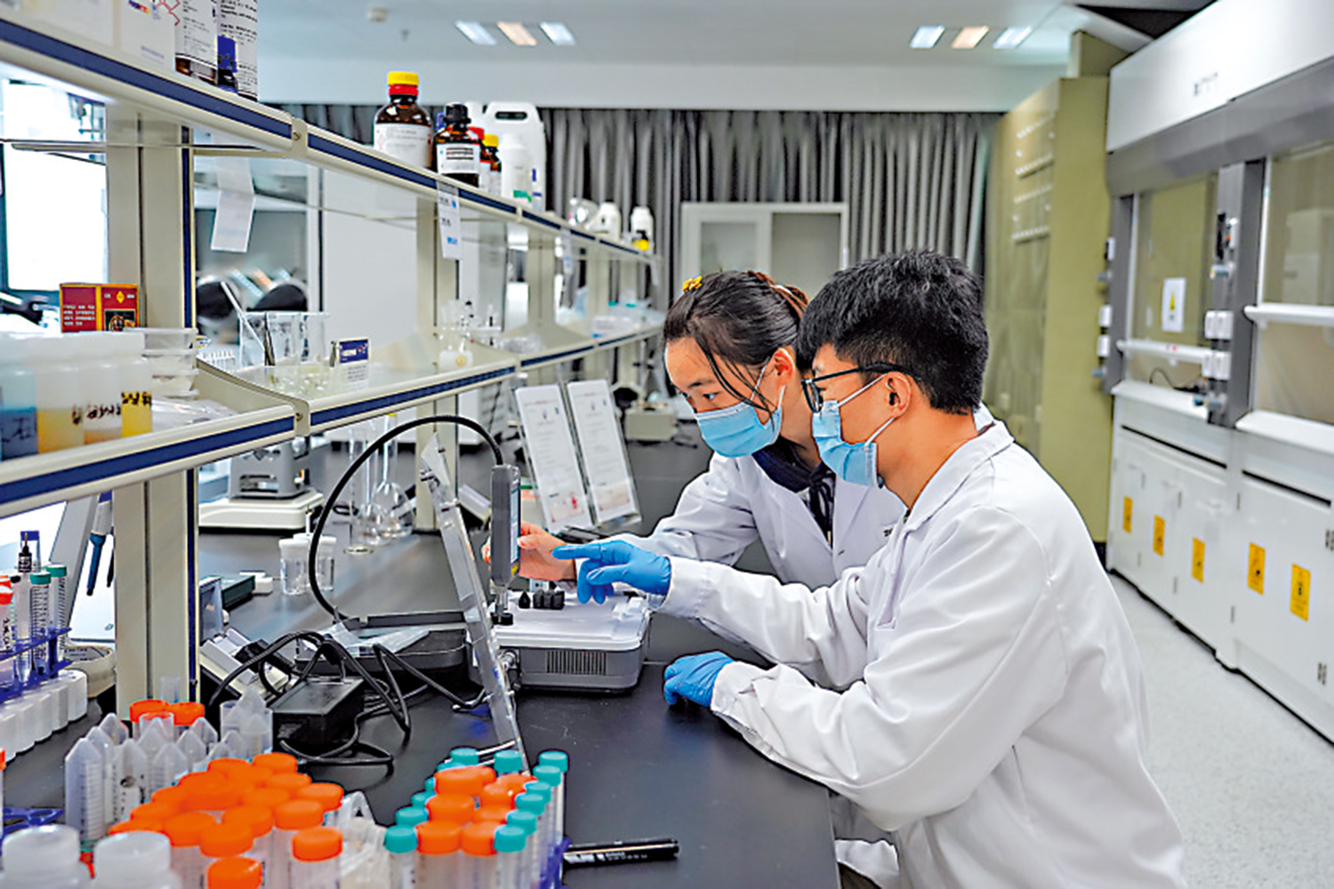 　　圖：位於河套合作區內的香港城市大學物質科學研究院（福田）實驗室中，研究人員正在做實驗。