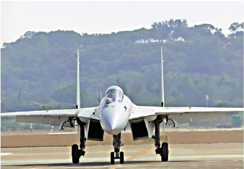 　　圖：海軍重型艦載戰鬥機「殲-15T」落地珠海。