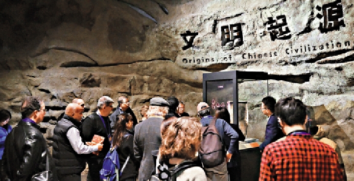 　　圖：300餘位中外嘉賓來到北京中國考古博物館參觀「考古與中華文明溯源展」，該展是本屆世界古典學大會推出的配套活動之一。/新華社